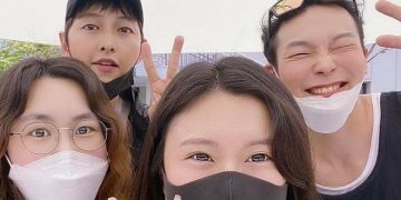 Song Joong Ki first reunited with friends after rumor dating a female lawyer 1 Song Joong Ki first reunited with friends after rumor dating a female lawyer