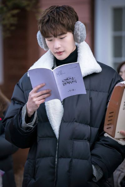 Lee Jong Suk shocked everyone because of his strange appearance, Cnet spread rumors about Lee Jong Suk were cosmetic surgery on his face! 3