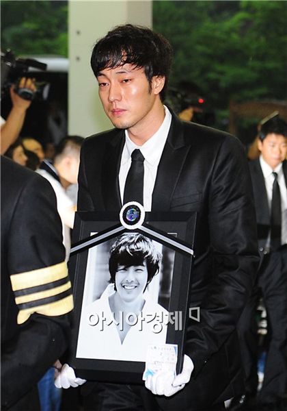 The ex-girlfriend made the late actor Park Yong Ha tormented until his death. 1