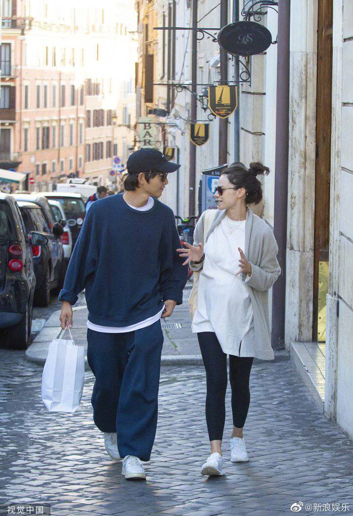Song Joong Ki and his wife revealed romantic dating photos like a romantic movie: All attention is focused on the large pregnant belly of the actor's wife 6