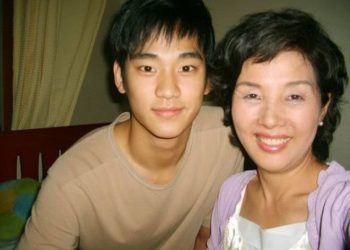 Kim Soo Hyun is very close to his mother and often posts photos with her.