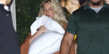 Police appeared, injured Britney Spears wrapped herself in a blanket after fighting with her boyfriend at the hotel, accusing her biological mother of setting her up!!
