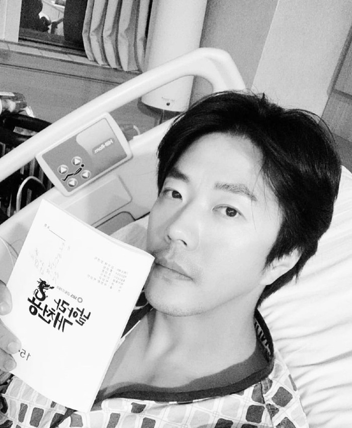 Kwon Sang Woo had to have a piece of liver the size of a palm removed, lying alone in the hospital without his wife and children by his side 1