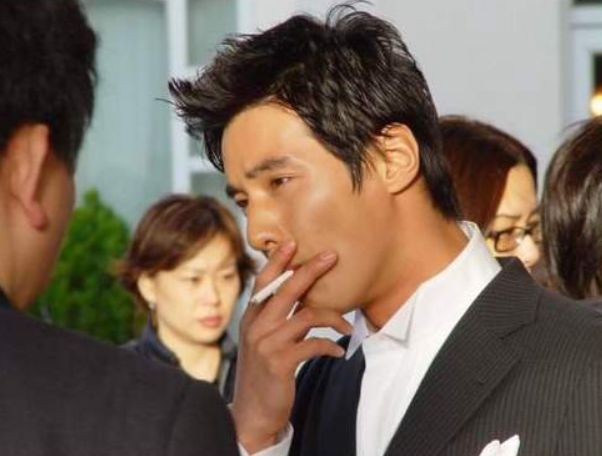 Won Bin Quit Smoking for Kim Sae-ron? Resurfaced Story Goes Viral 2