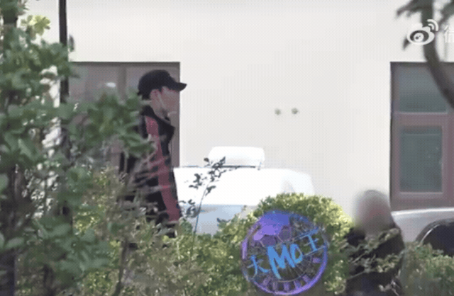 Rising Actor Zhang Ming'en Sparks Heated Debate After Street Altercation Leaves Girlfriend Kneeling in Tears 1